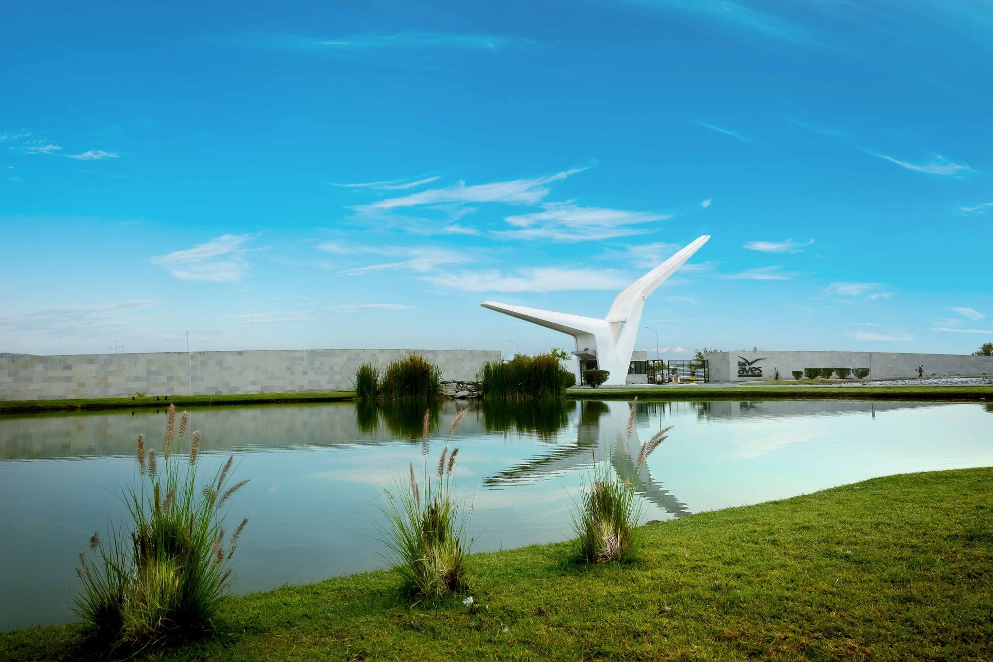 Monumento y vista de Residencial Las Aves